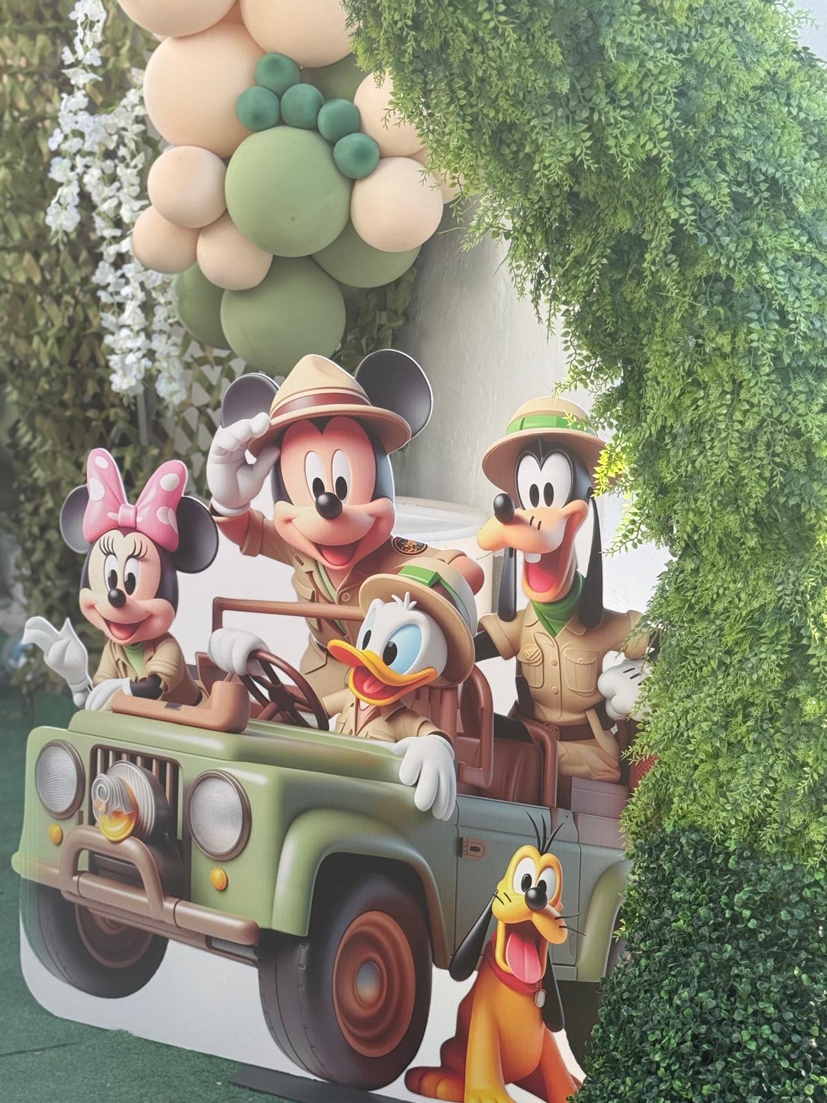 Decoración Mickey safari con globos y vegetación