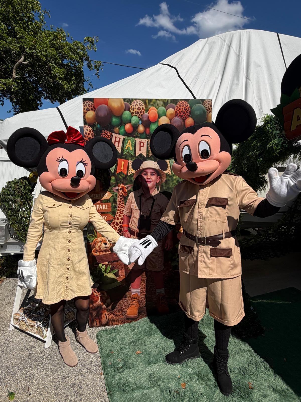 Fiesta safari con personajes de Mickey y Minnie