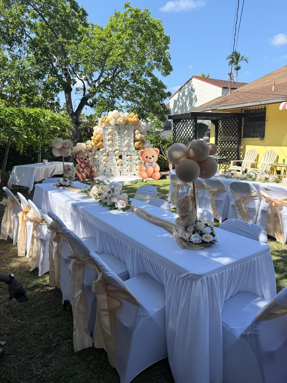 Montaje elegante con ositos, globos y mesas decoradas